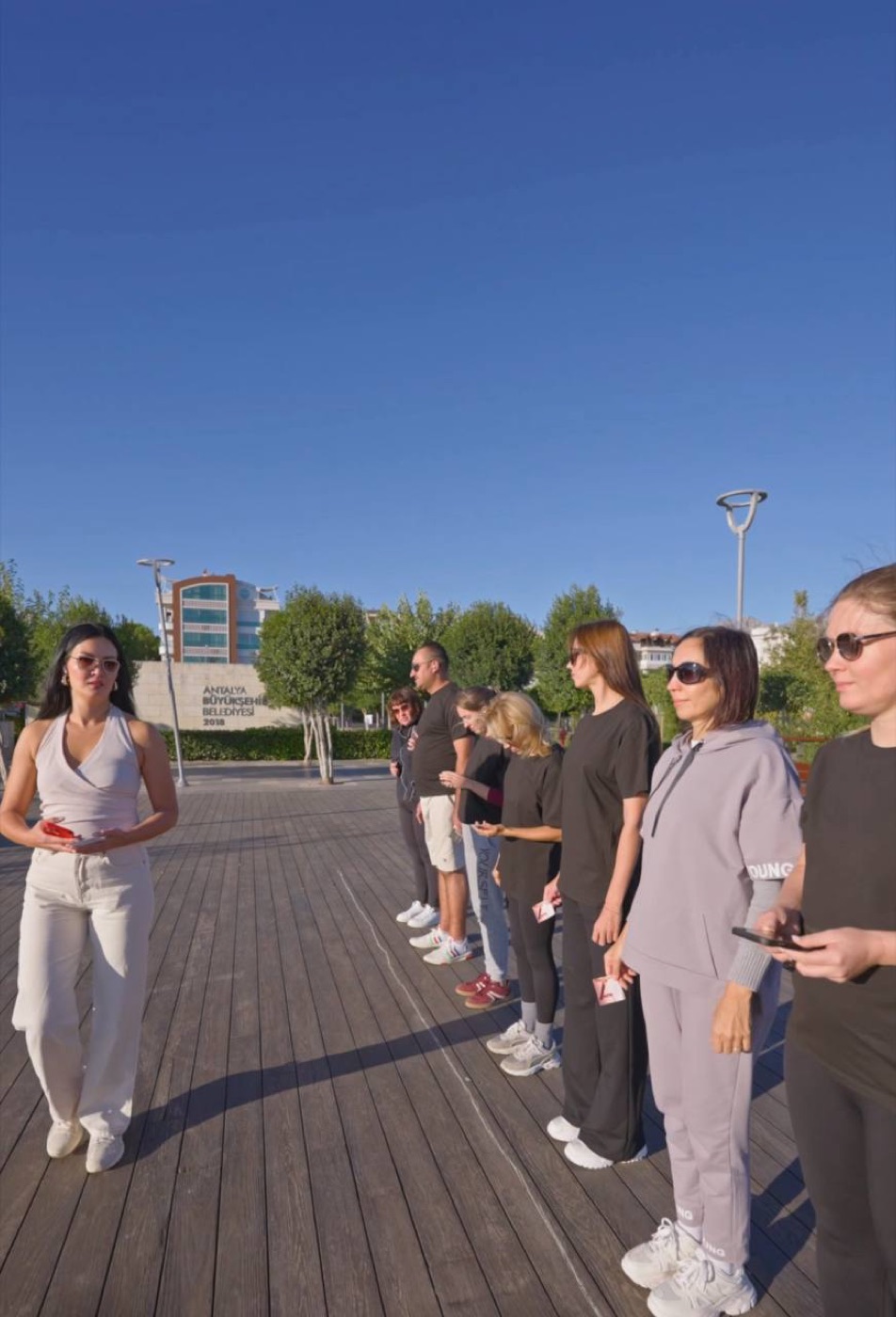 Facilitator in front of a team at a RUN YOUR MIND training in Antalya